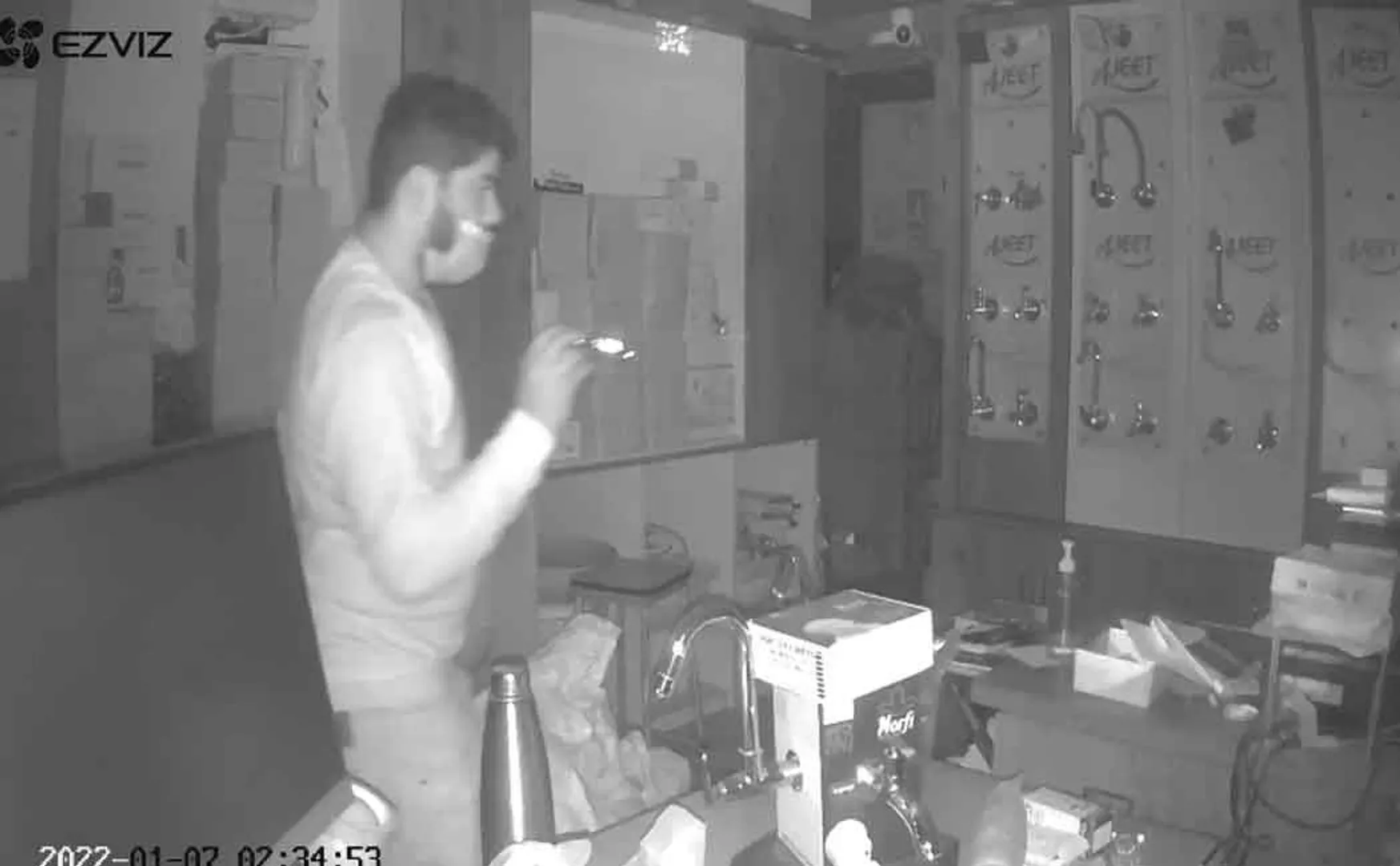 The masked thieves who involved in the shop theft 