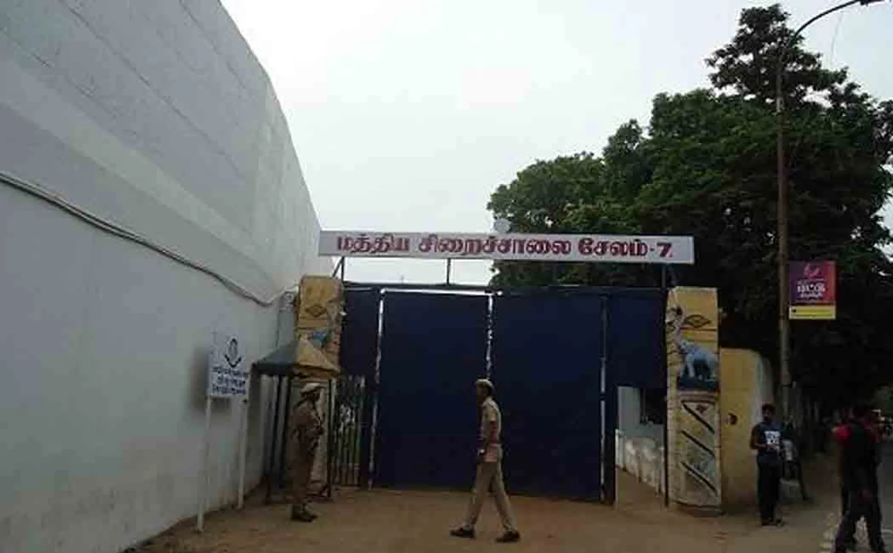 Assistant jailer who supplied cell phones to prisoners! 20 thousand rupees bribe collected exposed !!