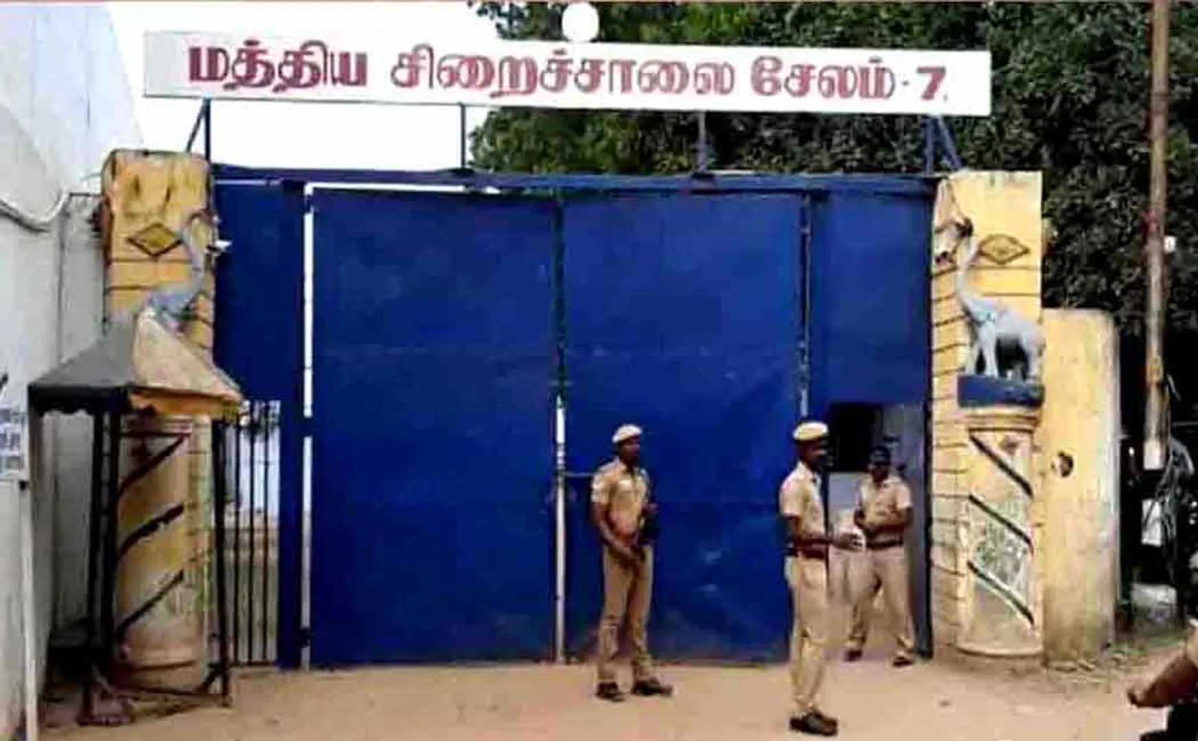 Assistant jailer dismissed for supplying cell phones to prisoners