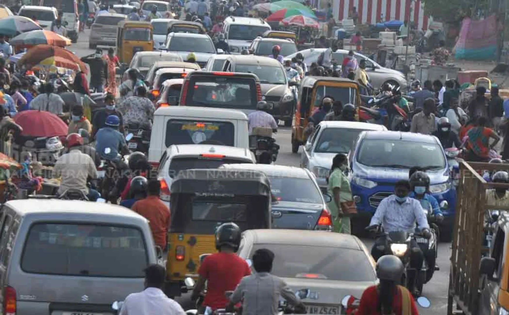 Full Curfew on Sunday: Crowds at the Fish Market