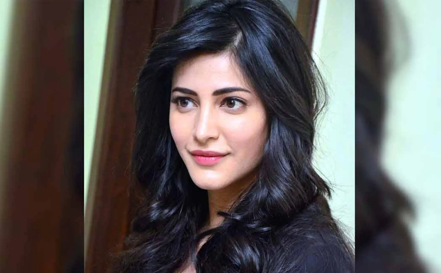 ShrutiHaasan met her fans social media live