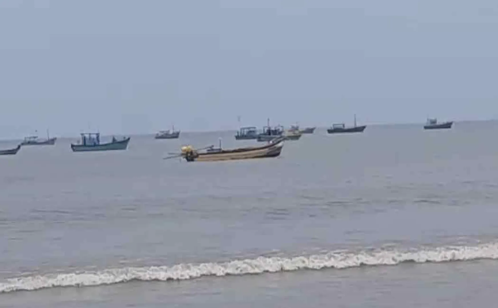 Vedaranyam fishermen return to shore with injuries