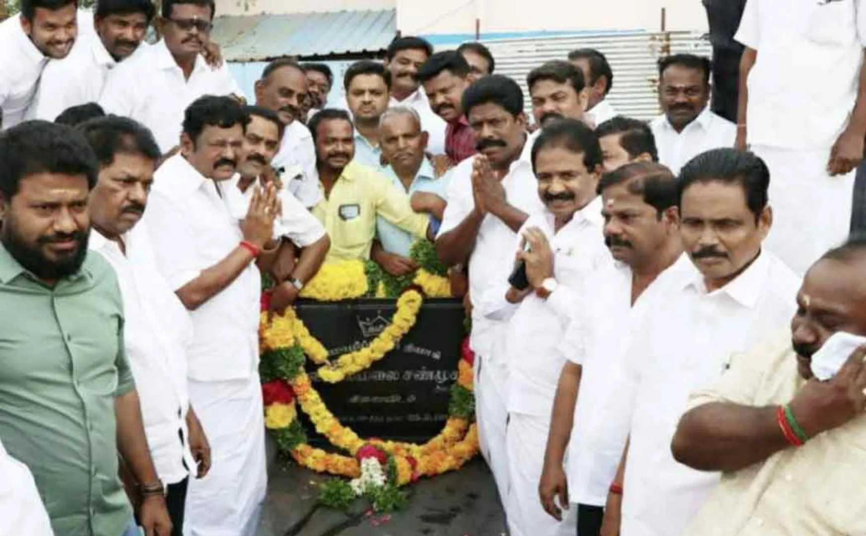 MLAs pay their respects at the Memorial of Language War Martyrs