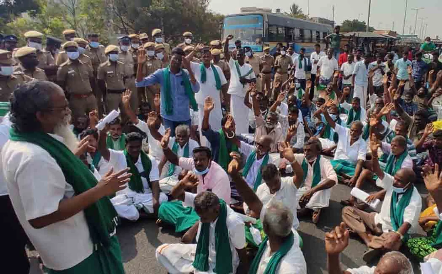 Farmers road blockade led by Ayyakkannu!