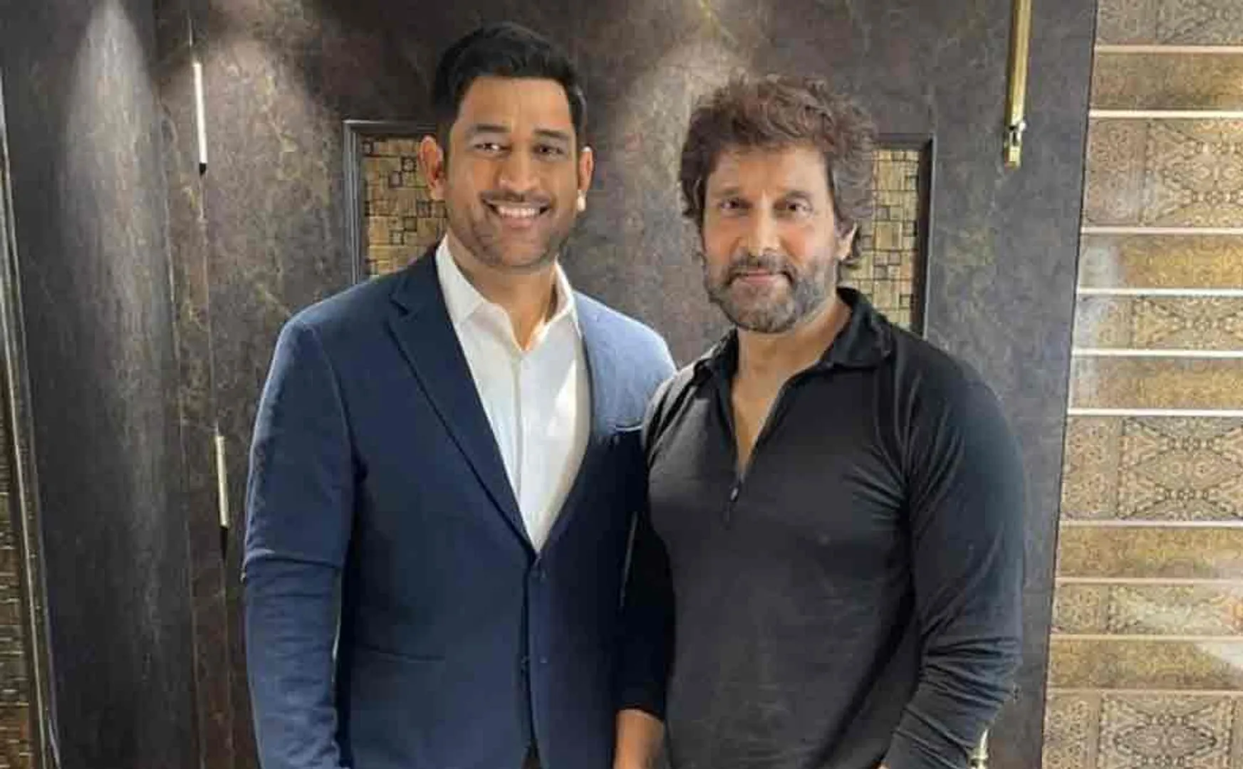 actor vikram meets ms dhoni