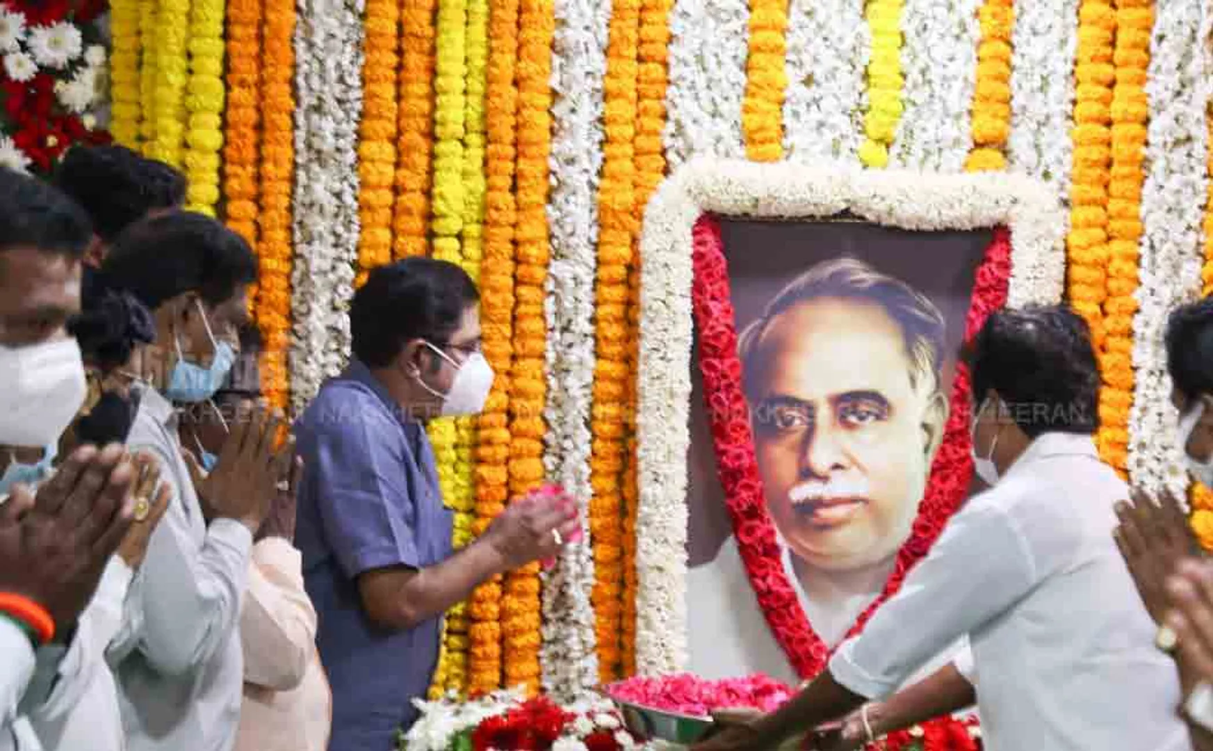 DTV Dinakaran pays homage to Anna (Pictures)