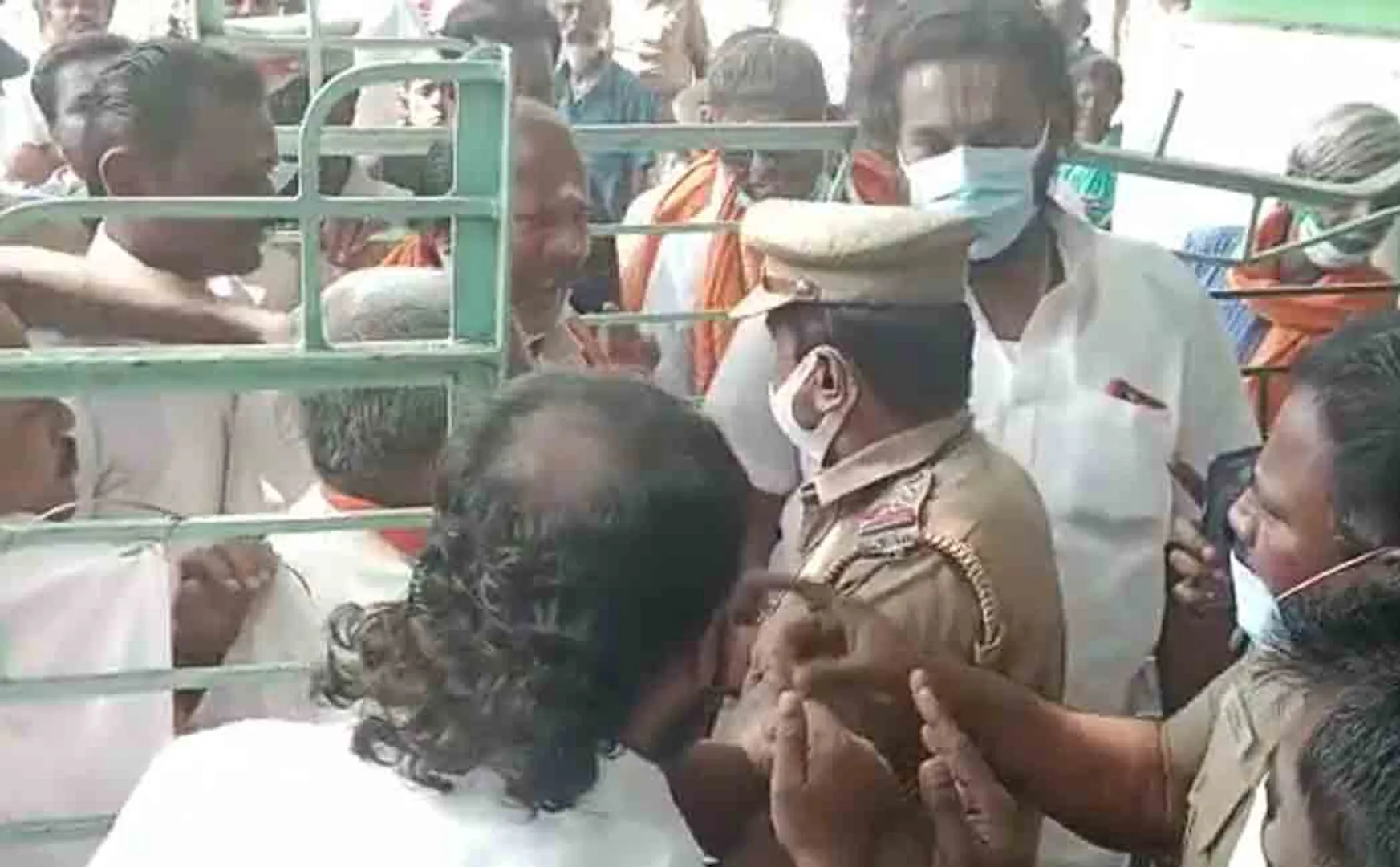 BJP involved in an argument with the police!