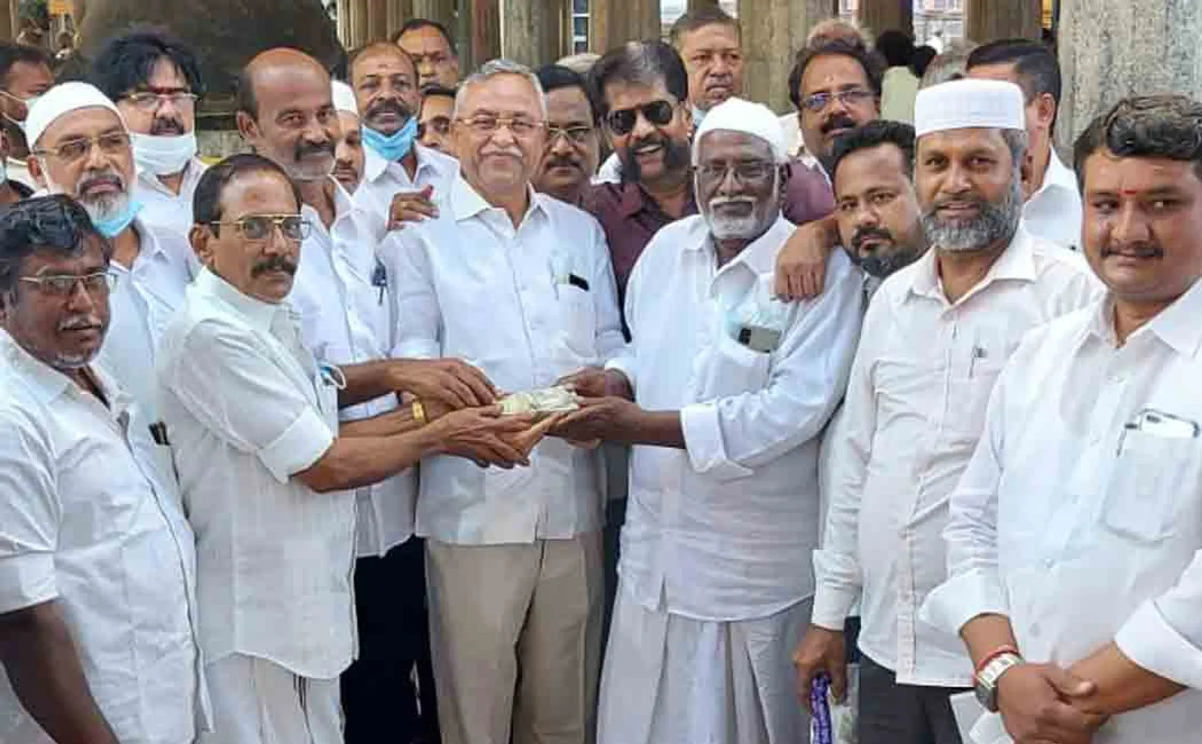 Islamists donate to Palamalainathar temple  