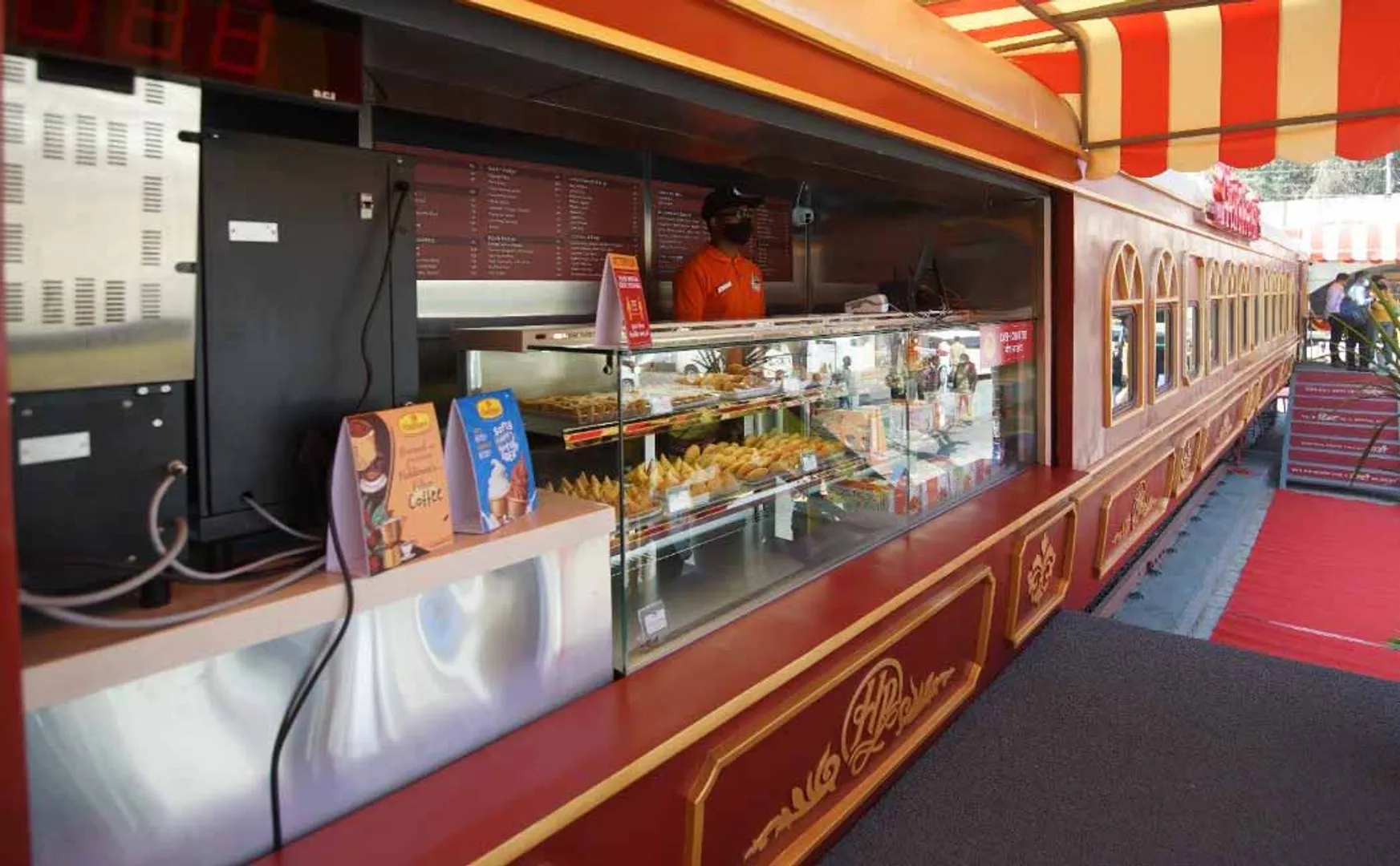 Train Box Restaurant Attracts Customers! (Pictures)