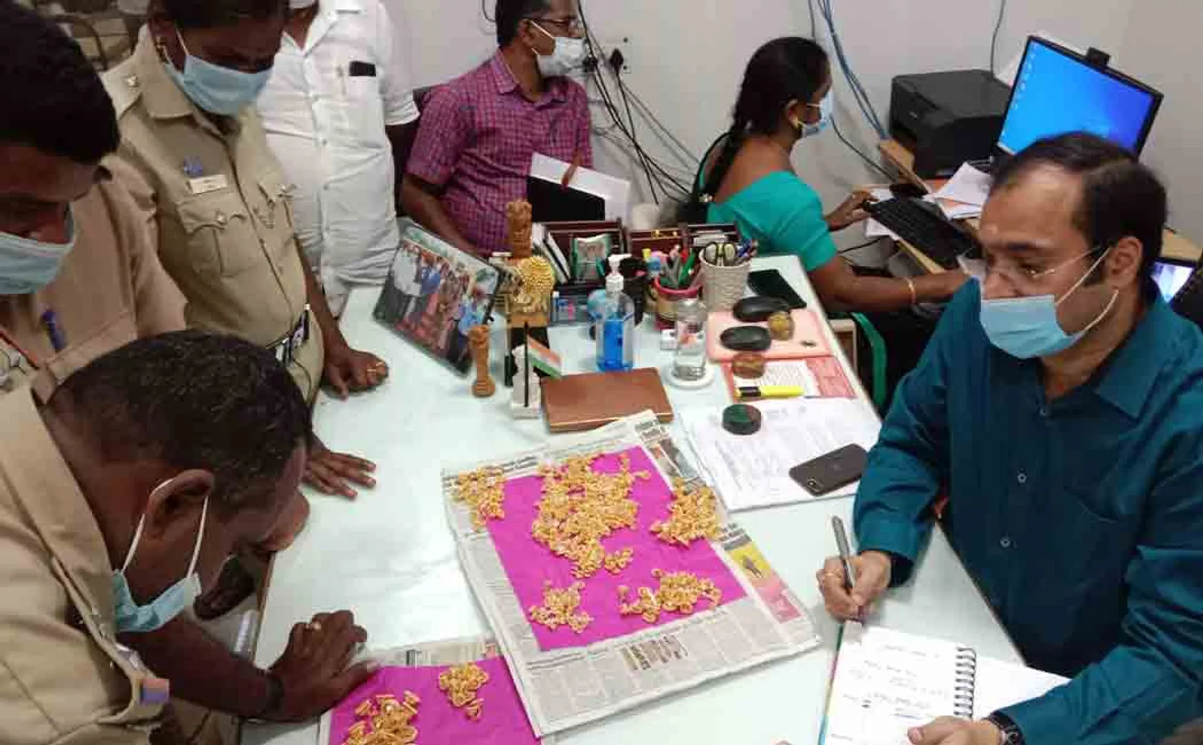 75 pawn gold sized by police near viluppuram  