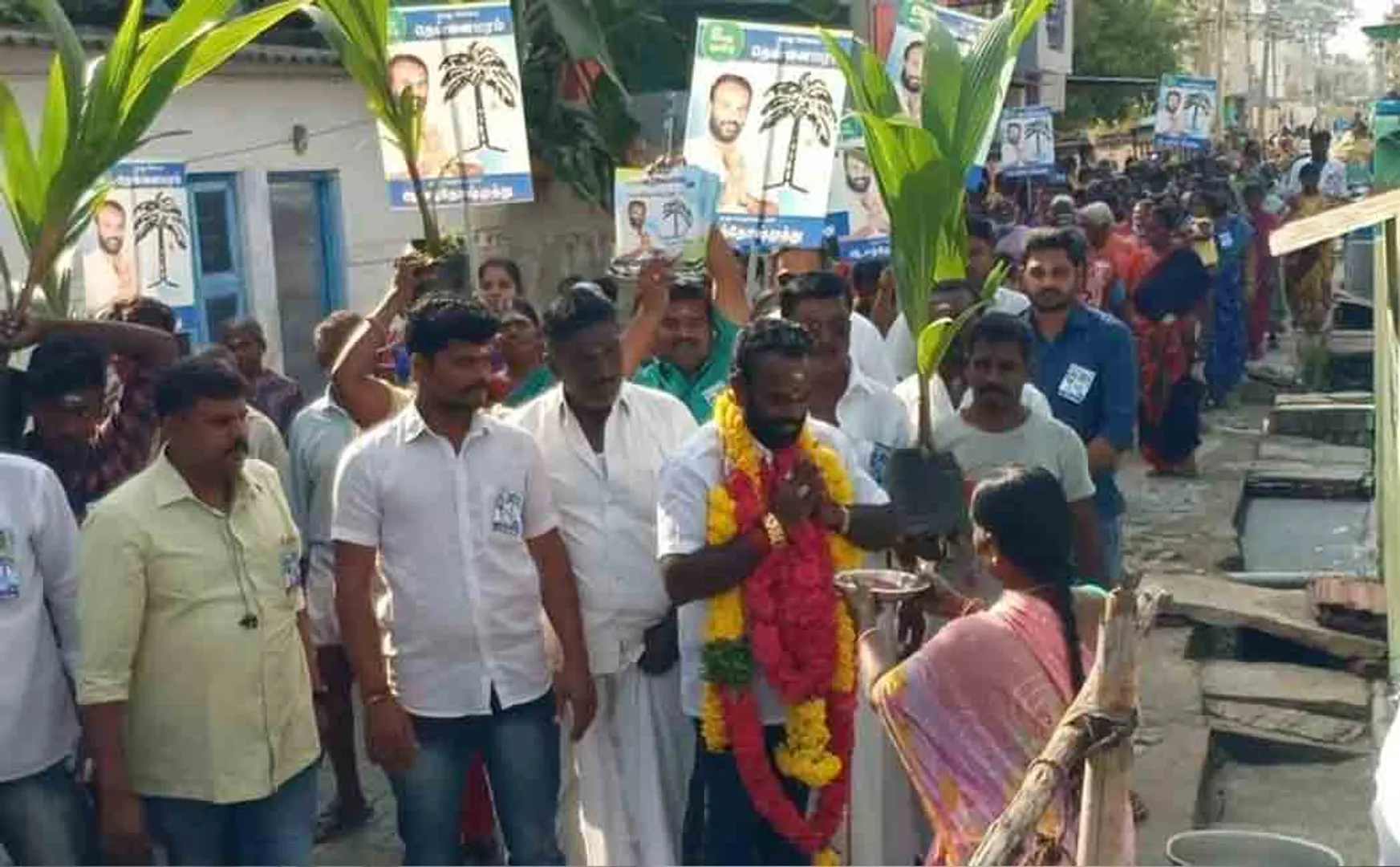 Independents collecting votes 