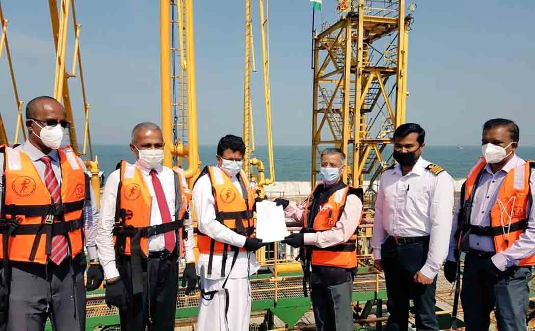 India sends petrol and diesel to Sri Lanka