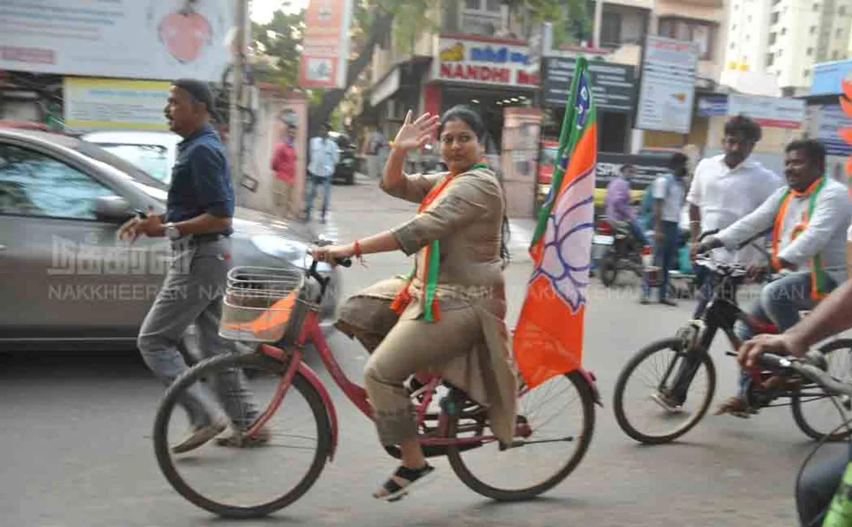 Gayatri Raghuram collects votes at a bicycle rally (Photos)