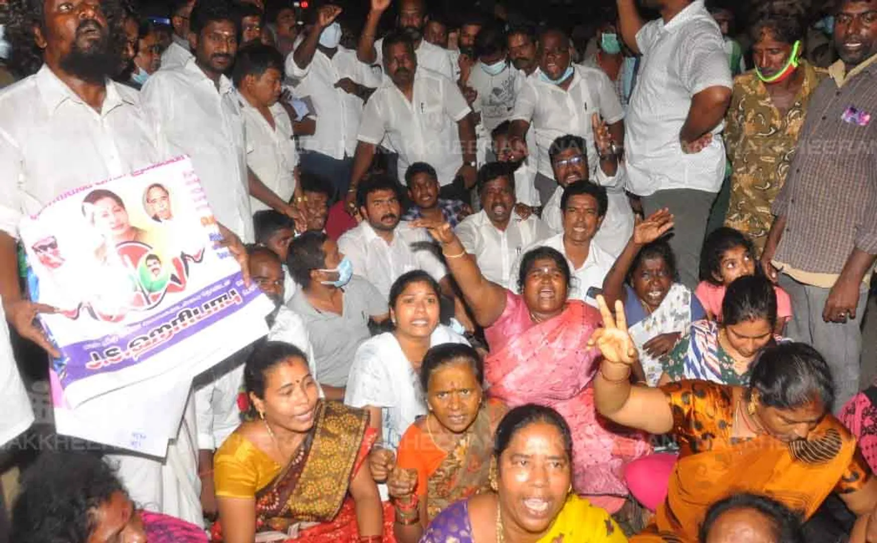 AIADMK roadblock condemning Jayakumar's arrest! (Pictures)