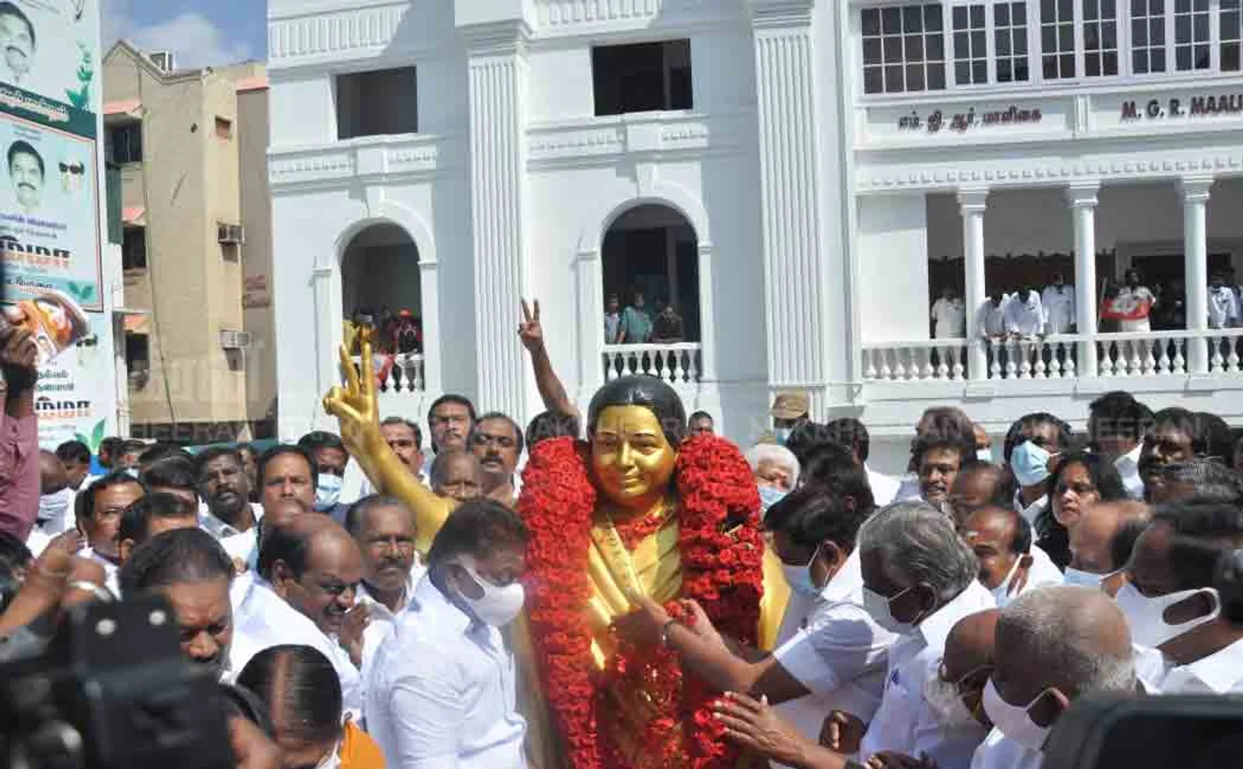 OPS, EPS paid homage to Jayalalithaa at the admk head office 