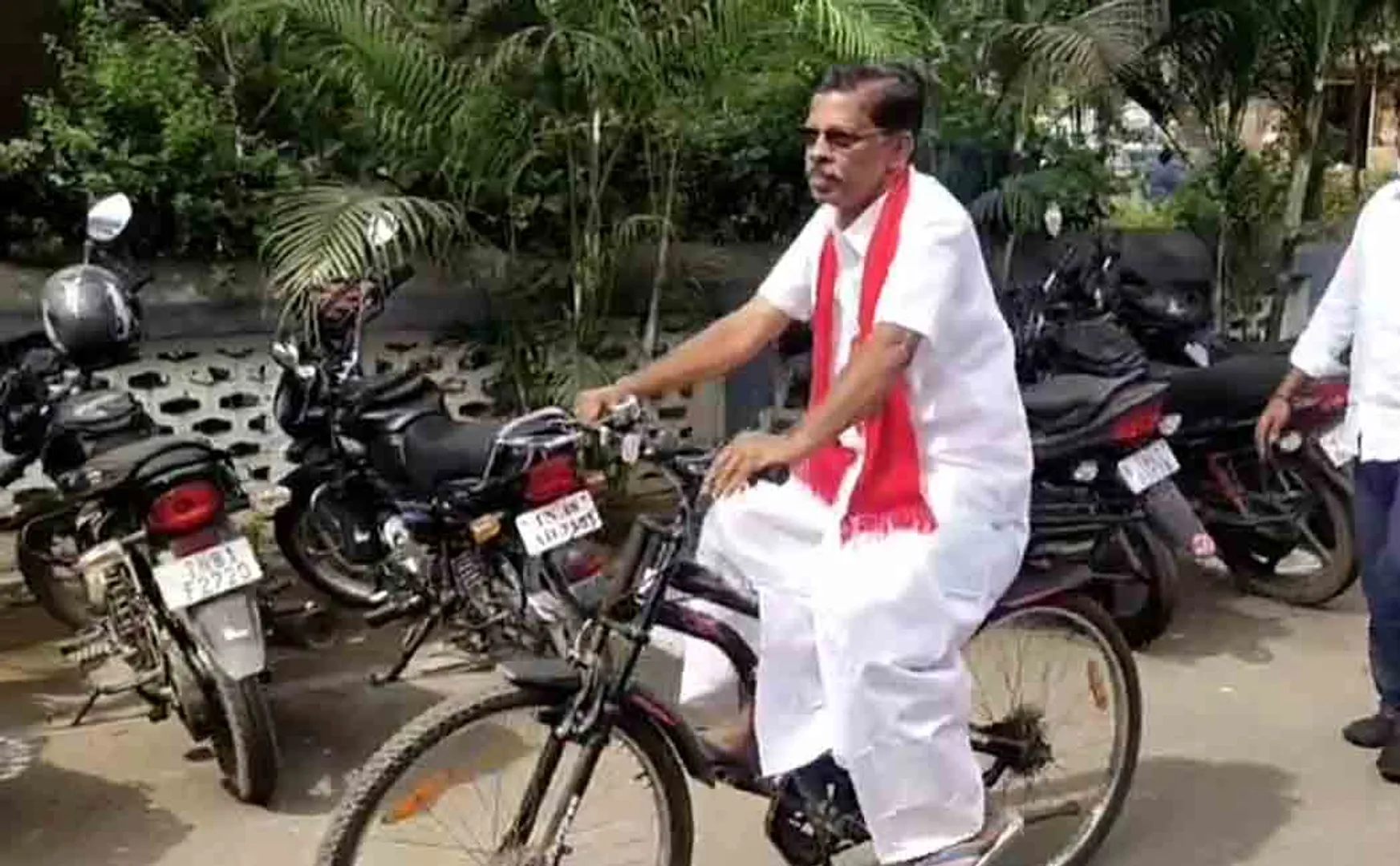 Corporation councilor who came to the bicycle for the inauguration!