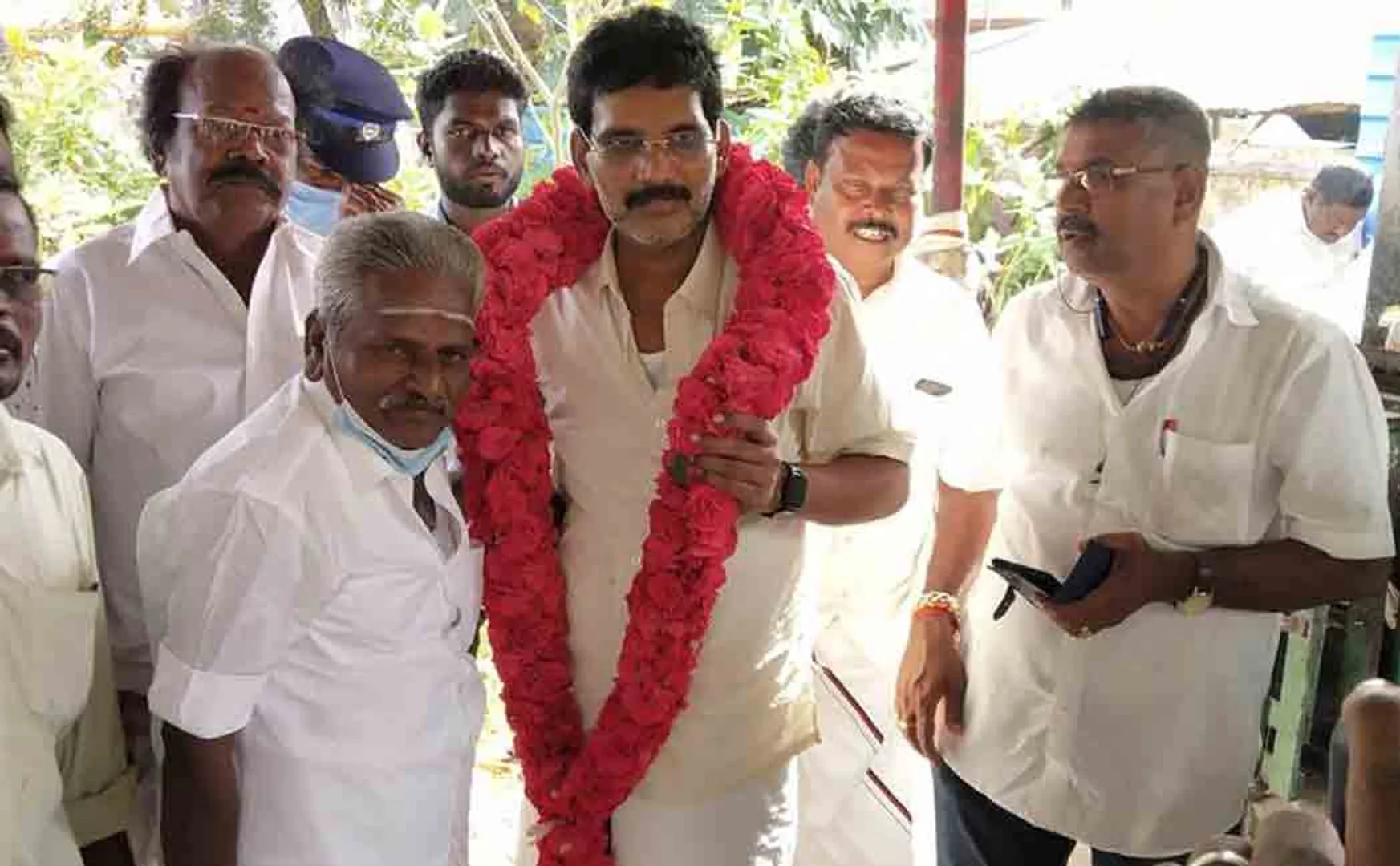 "I will give my life for the leader" - DMK city secretary who was the first to resign!
