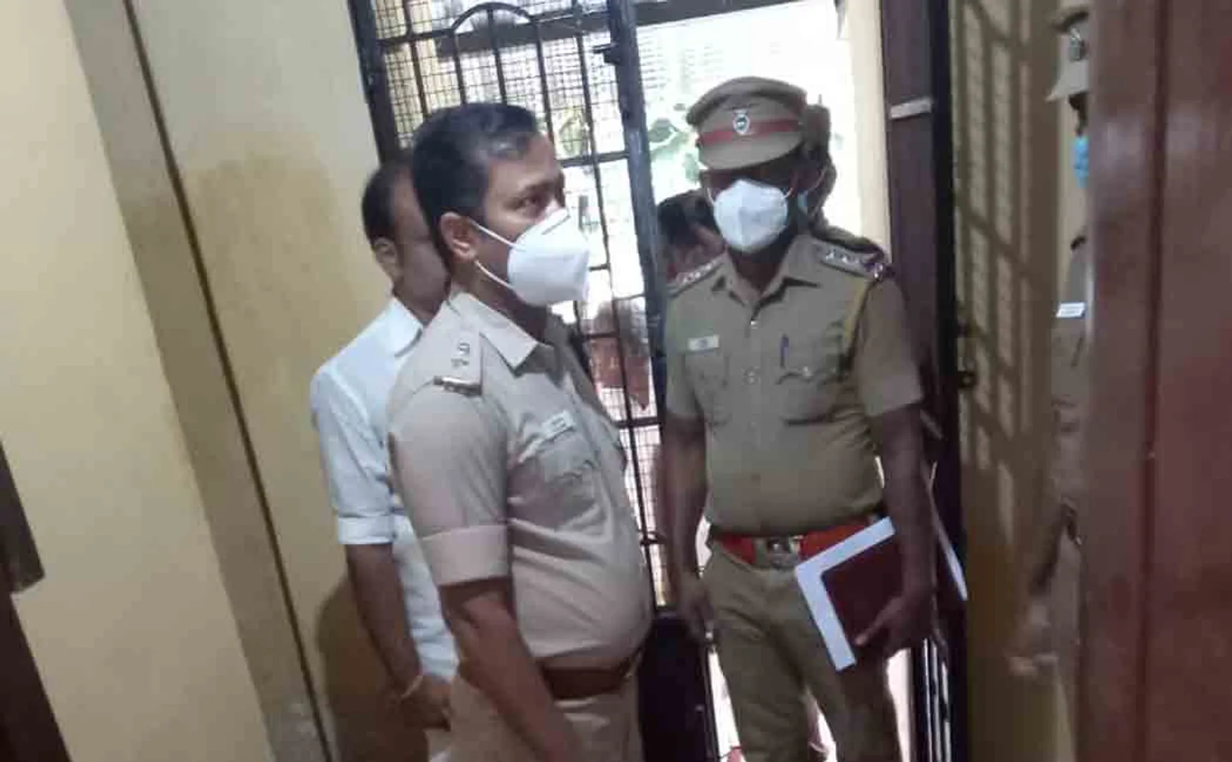 100 pawn gold; 80 lakh cash looted!