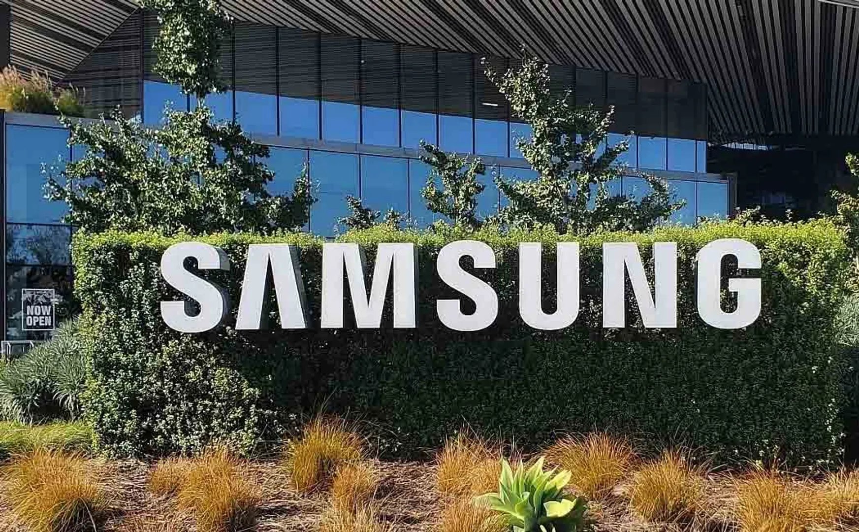 Samsung suspends sales in Russia