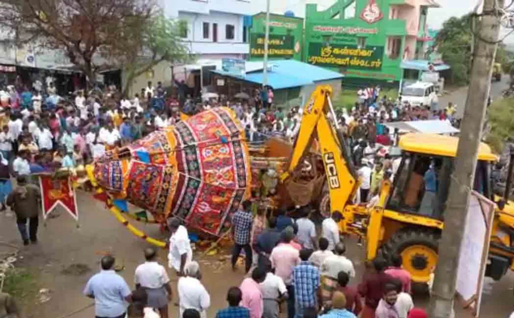 Leaning chariot in procession! Devotees in shock!