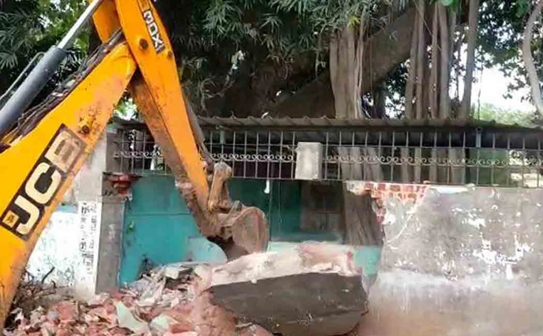 DMK city council chairman demolished the Disruptive wall