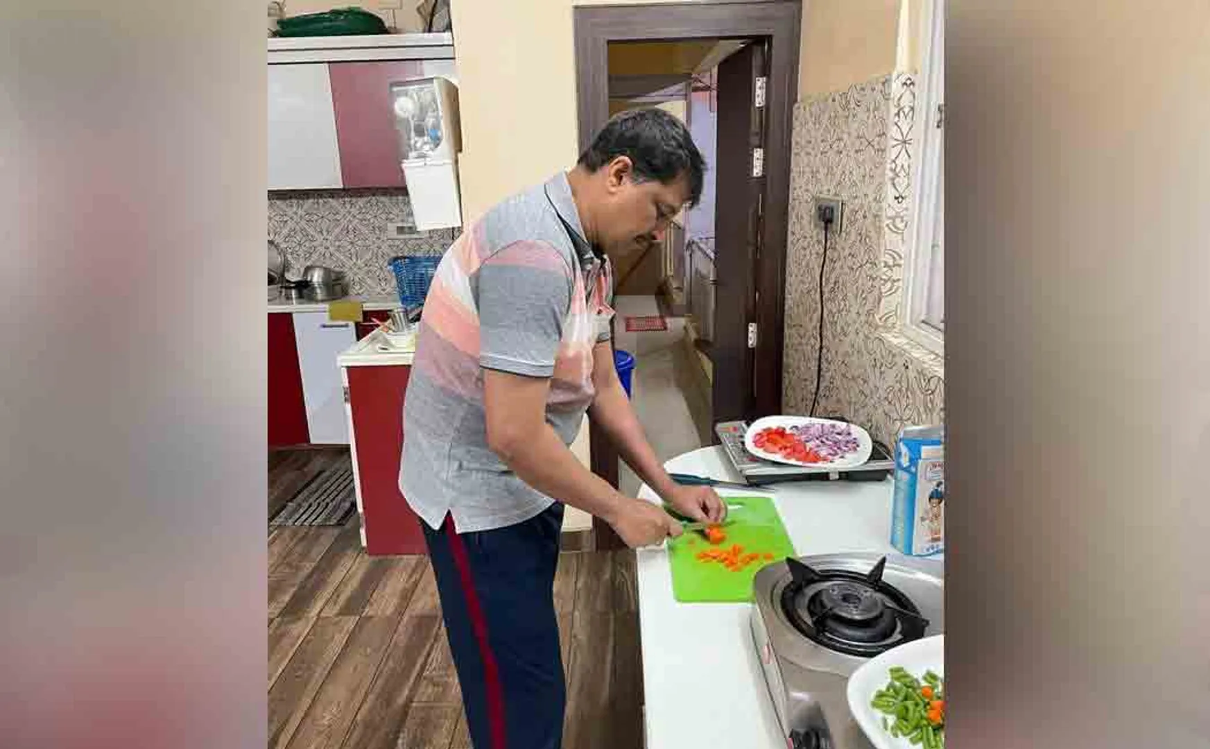 Senior IAS officer cooked for wife on Women's Day.  Video goes viral!