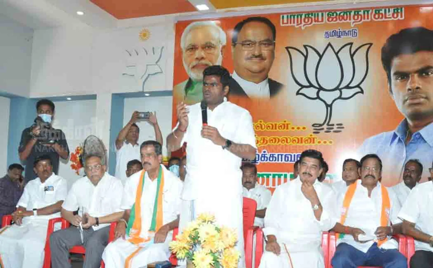 Annamalai discussing with the party members
