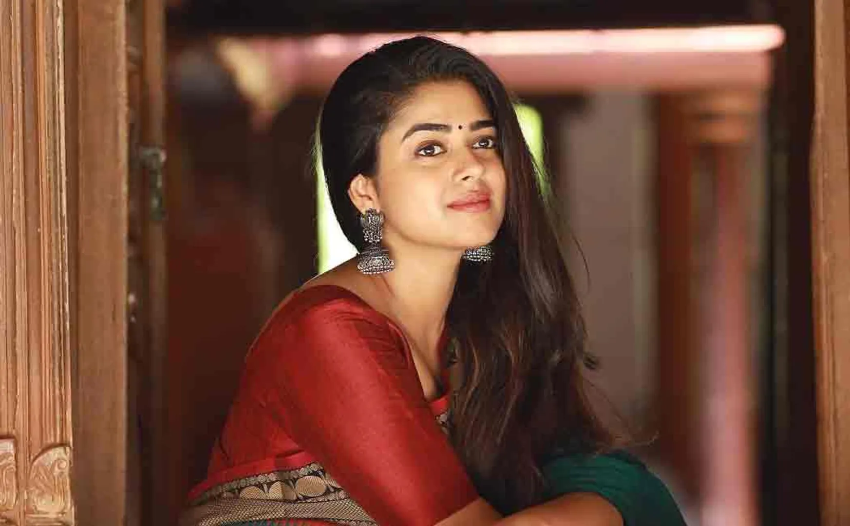 venthu thaninthathu kaadu heroine Siddhi Idnani latest photos goes viral