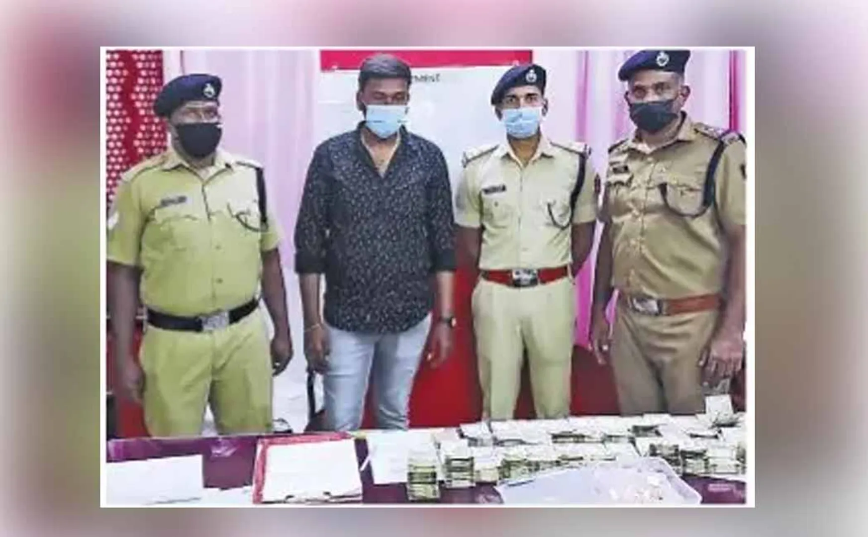 Gold jewelery worth Rs 44 lakh confiscated from train