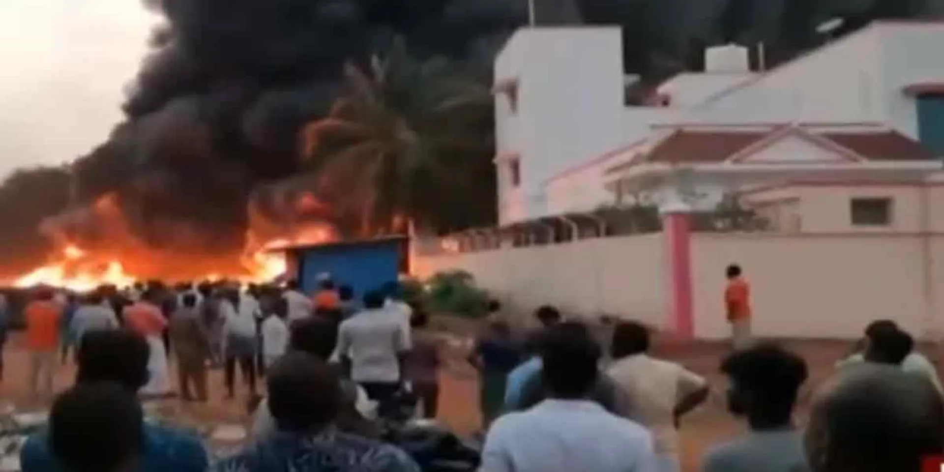  Fire in the warehouse next to the petrol station ... People in fear!