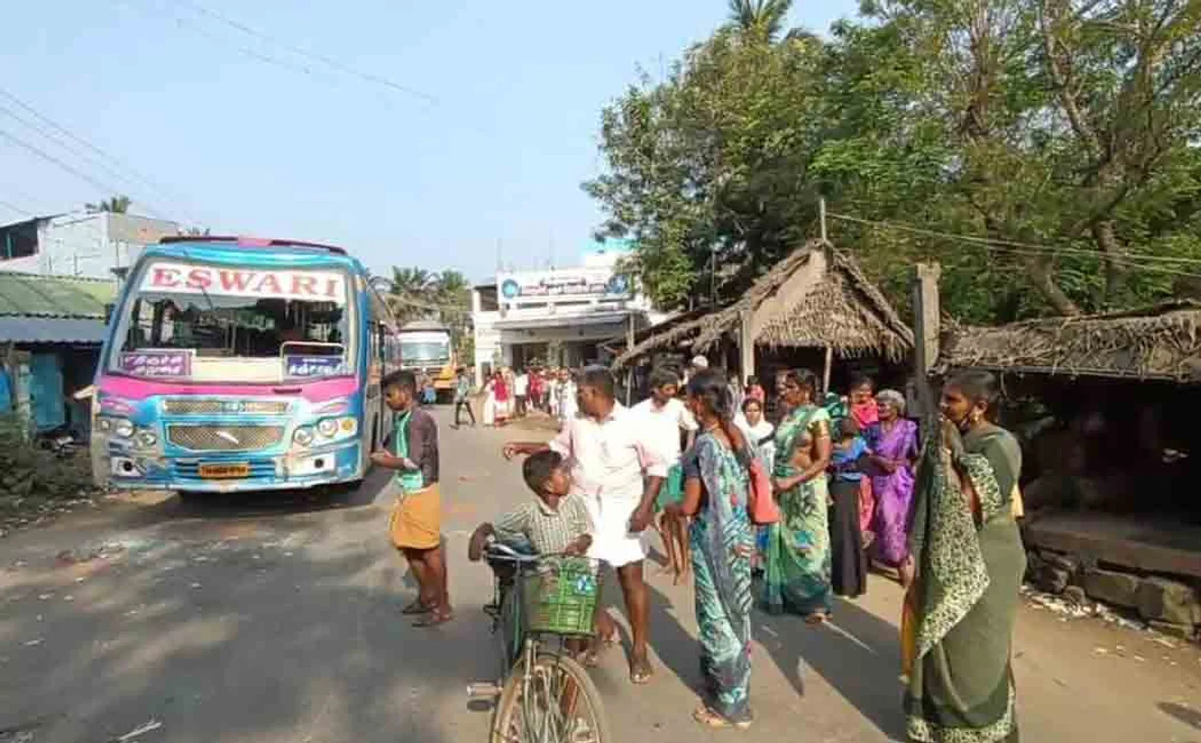 Drunkards breaking private bus windows; The civilians who ran away
