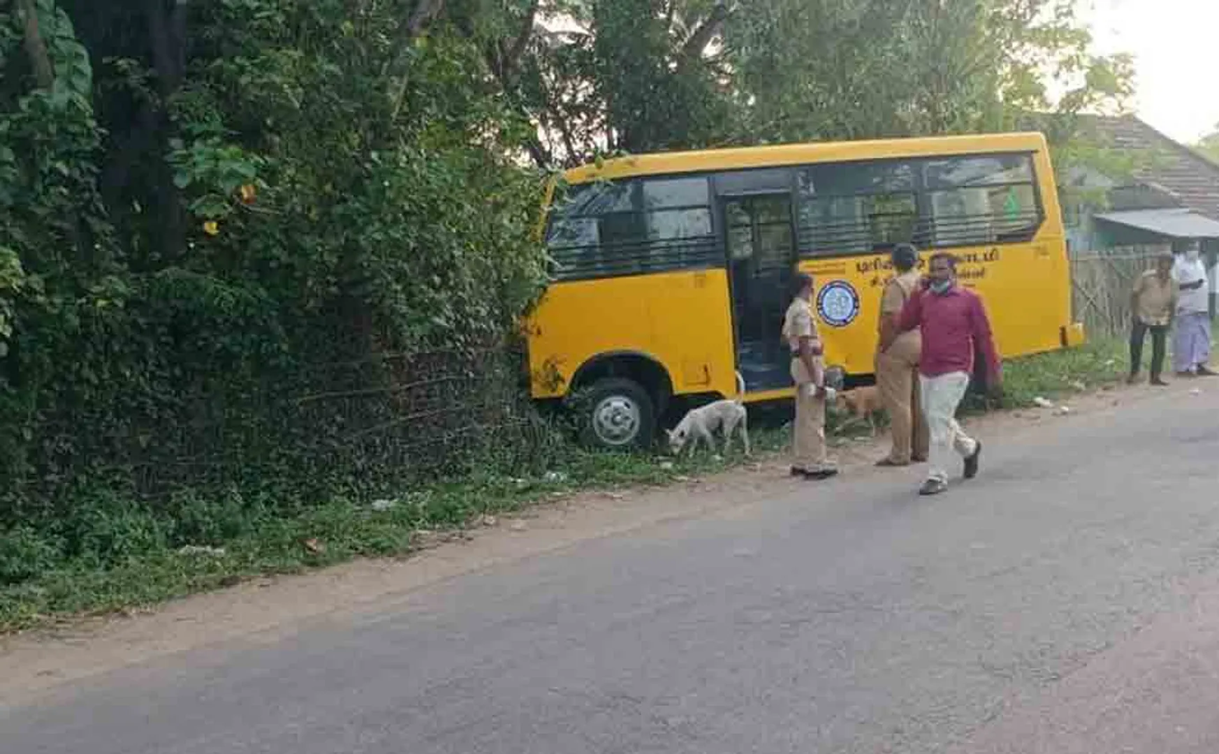 School bus loses control! Students in intensive care!