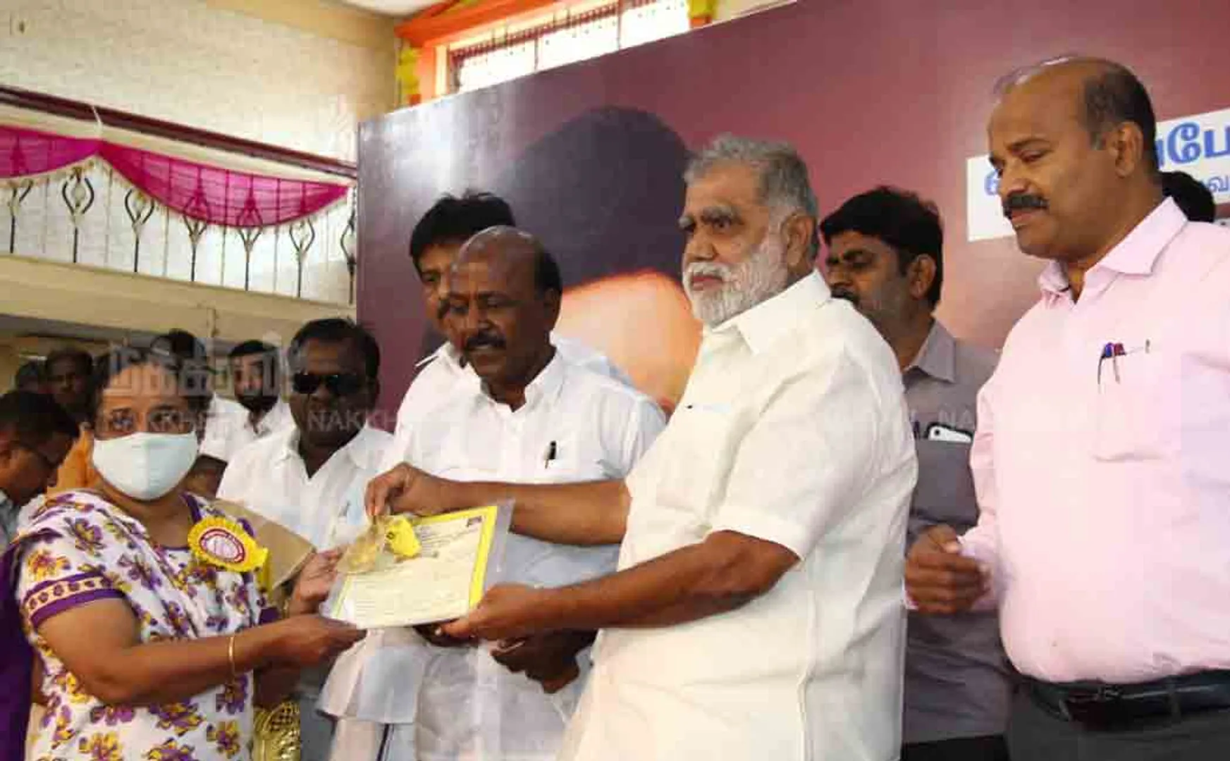 Minister presents jewelery to beneficiaries 