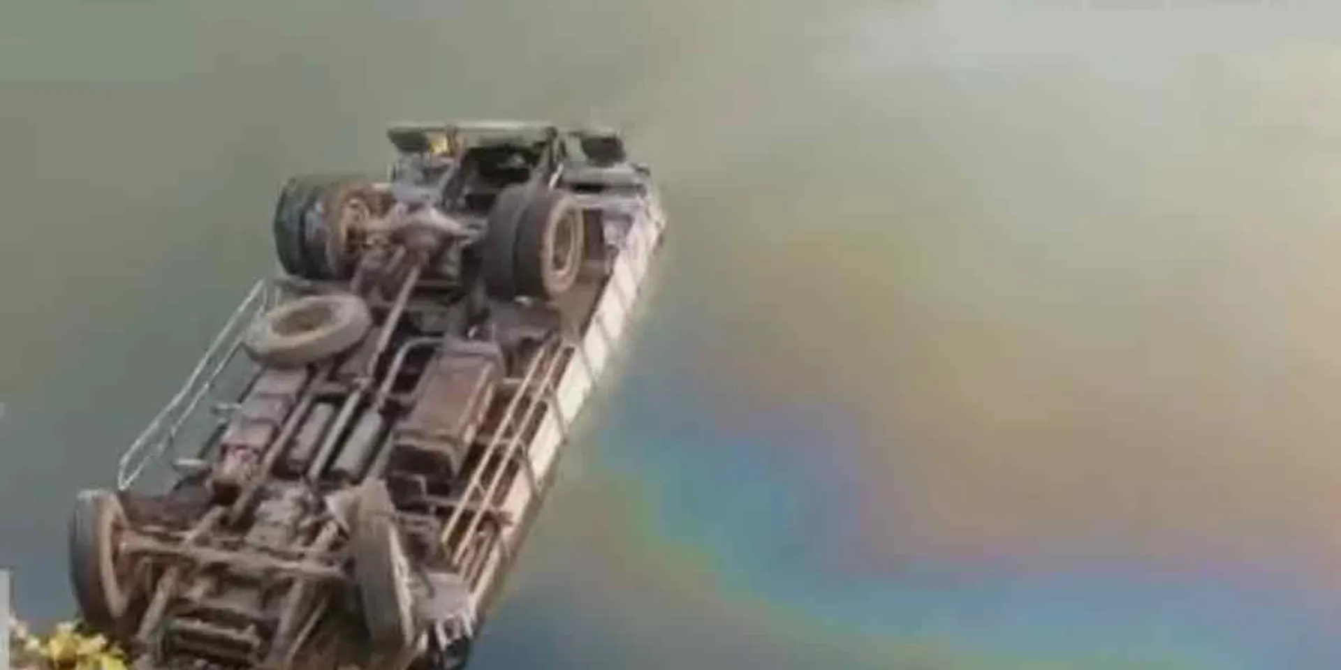 Truck overturns in river ... Puthalur police investigation!
