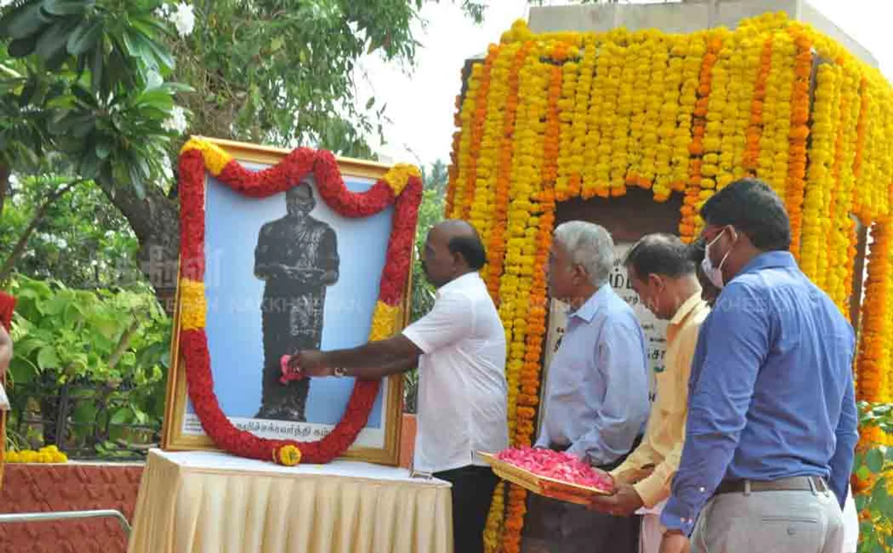 Minister pays homage to Kambar statue  