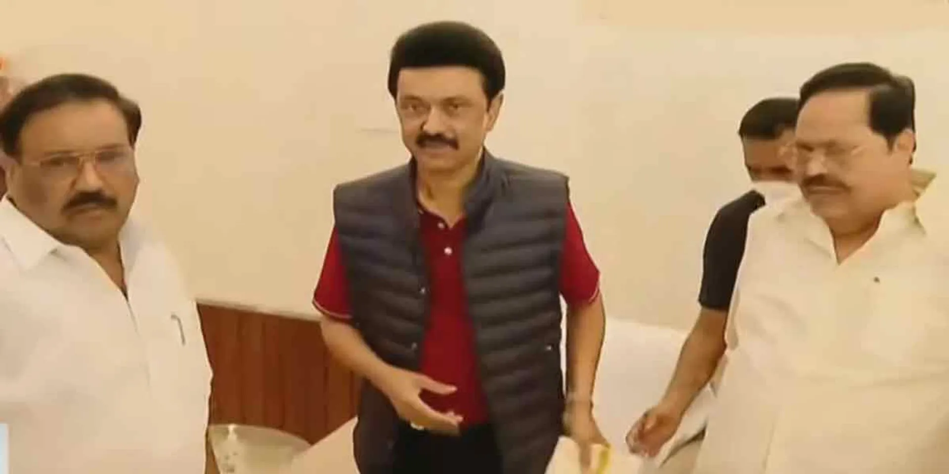 Chief Minister who arrived at the airport to go to Dubai ... Ministers welcome!