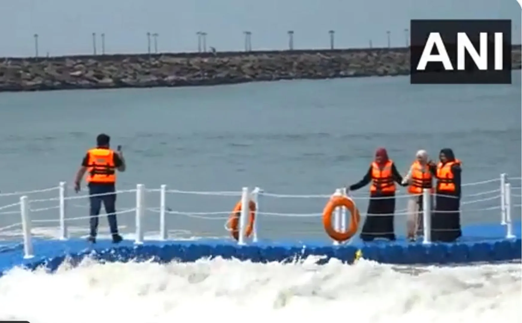 The floating bridge offers a new experience for those who go to the beach! (Video)