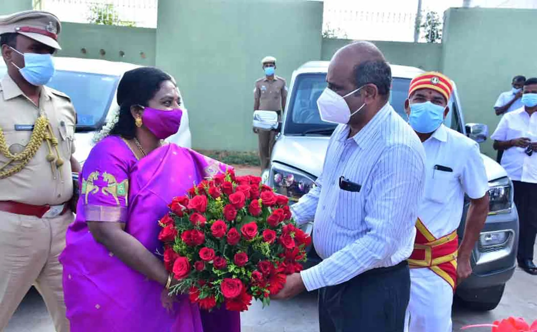 Collector sivarasu Tamizhai Soundarajan was welcomed  trichy airport