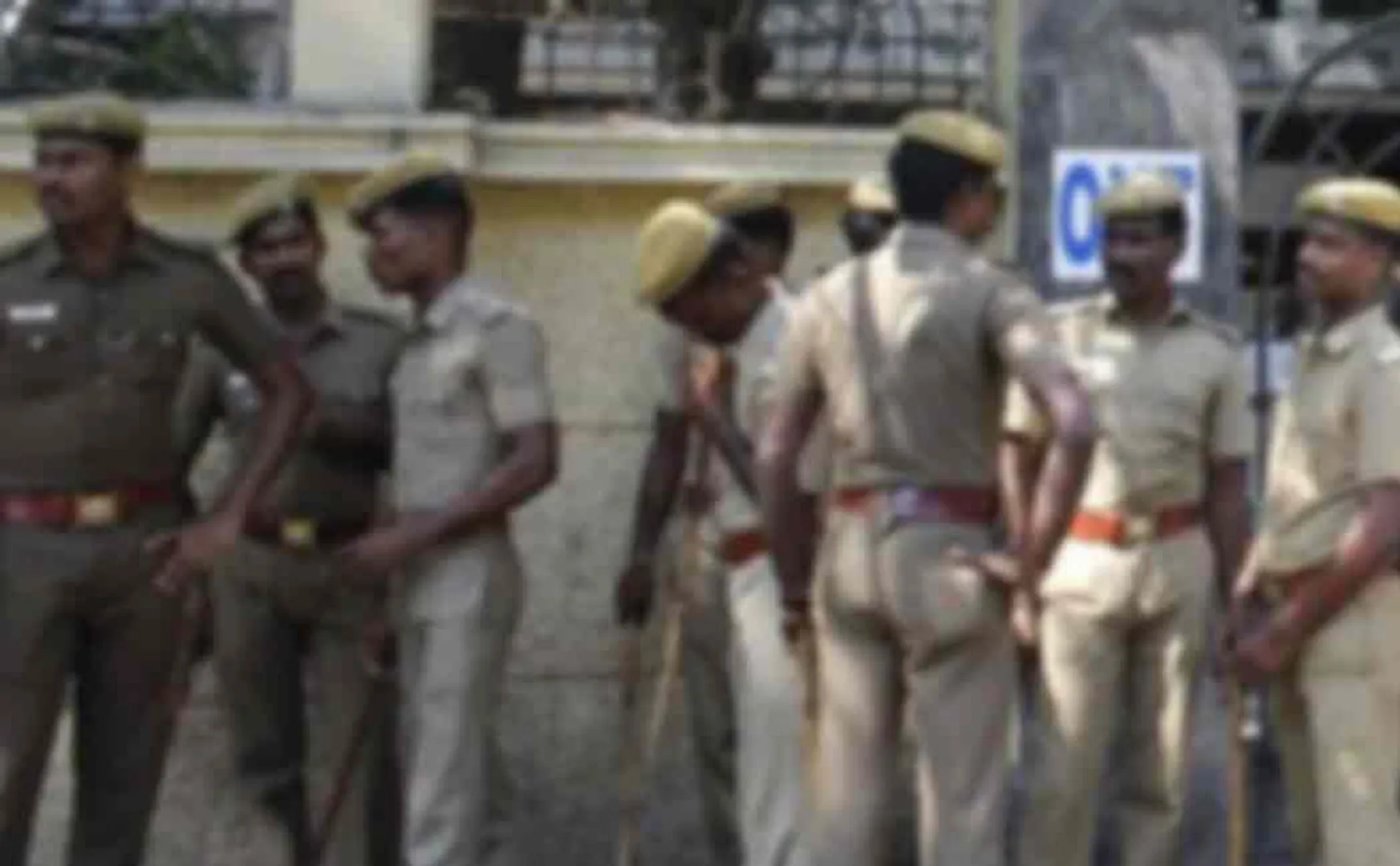 Police arrest people selling government liquor counterfeit market
