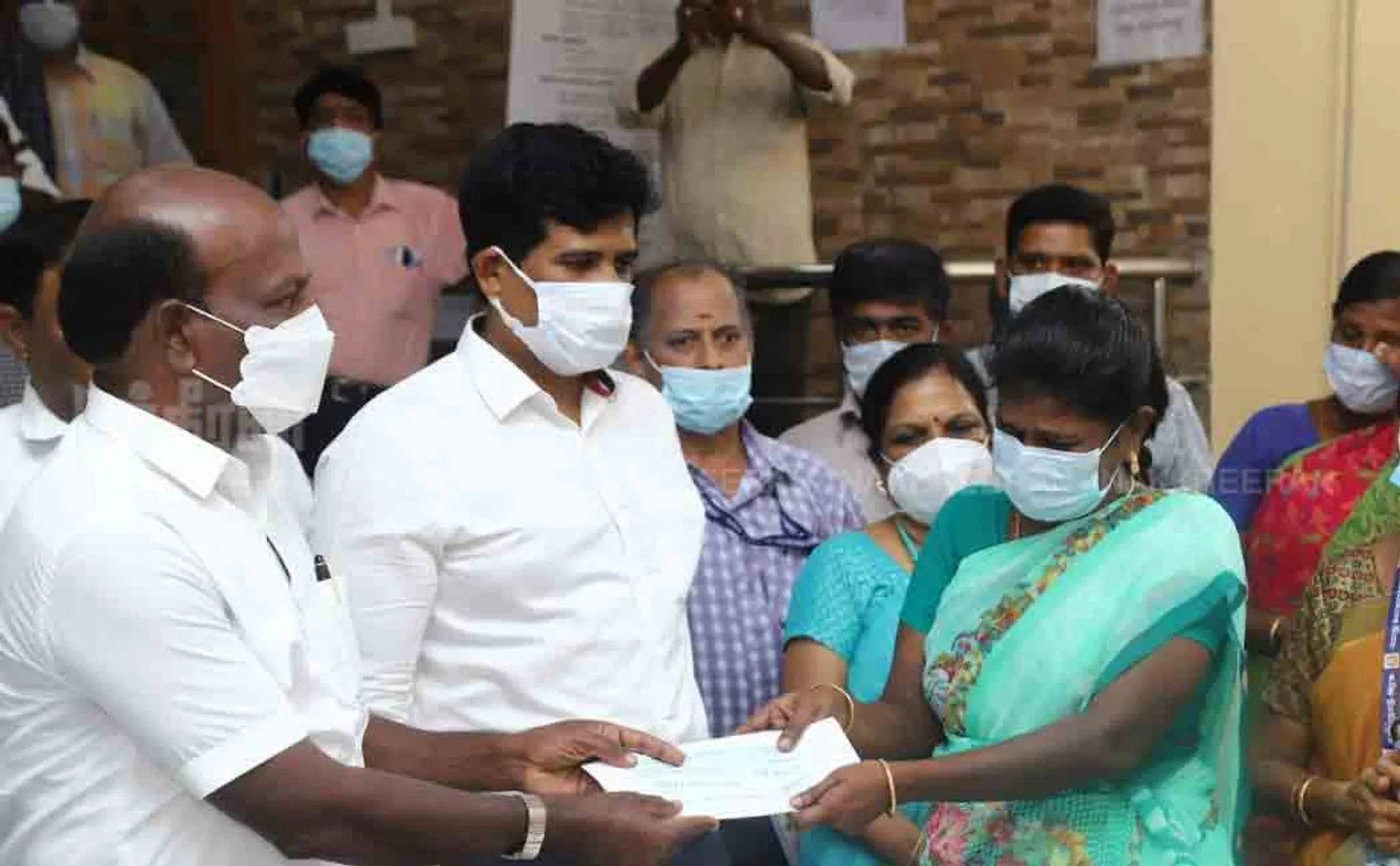 Minister pays relief to families of late frontline workers  