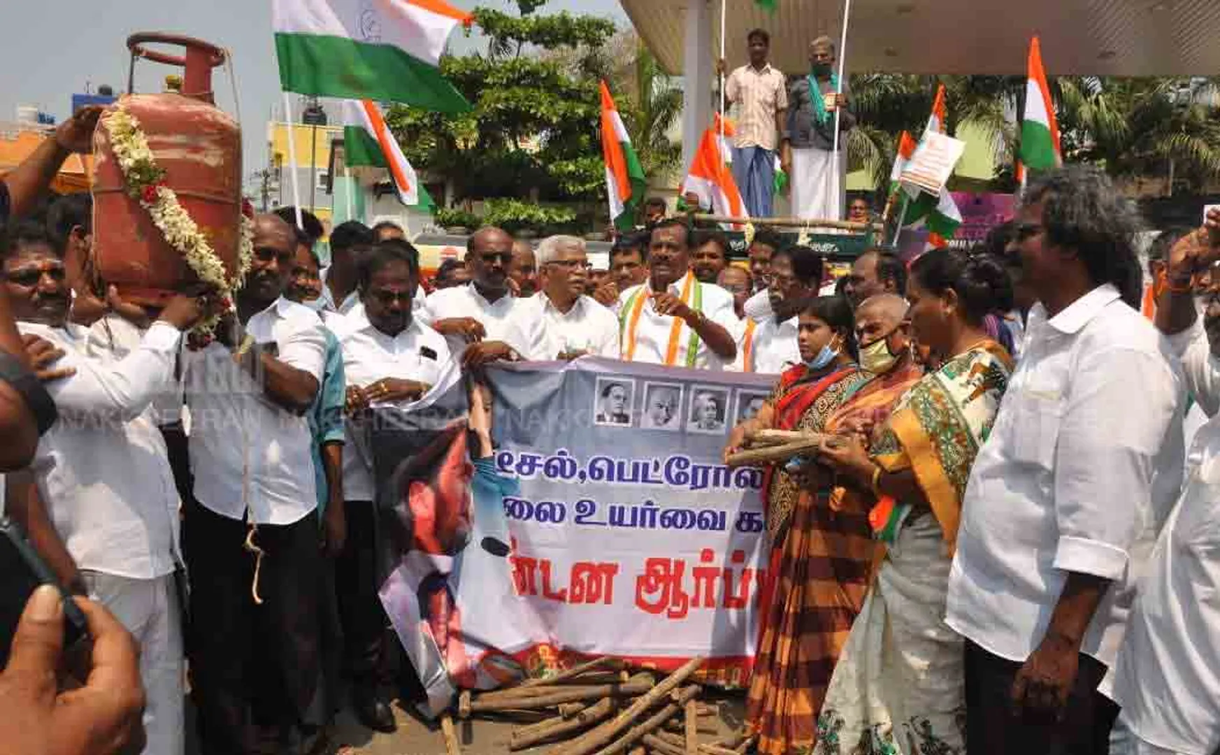 Congress struggle against gas cylinder price 
