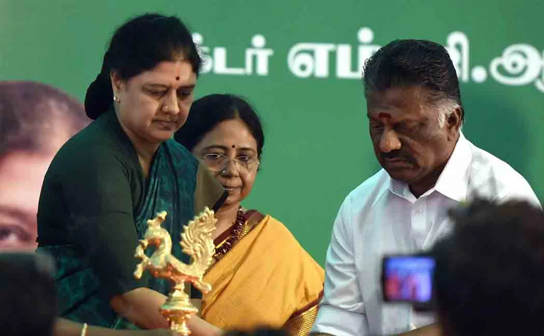 Sasikala-OPS son meeting! Edappadi try to know the secrets!