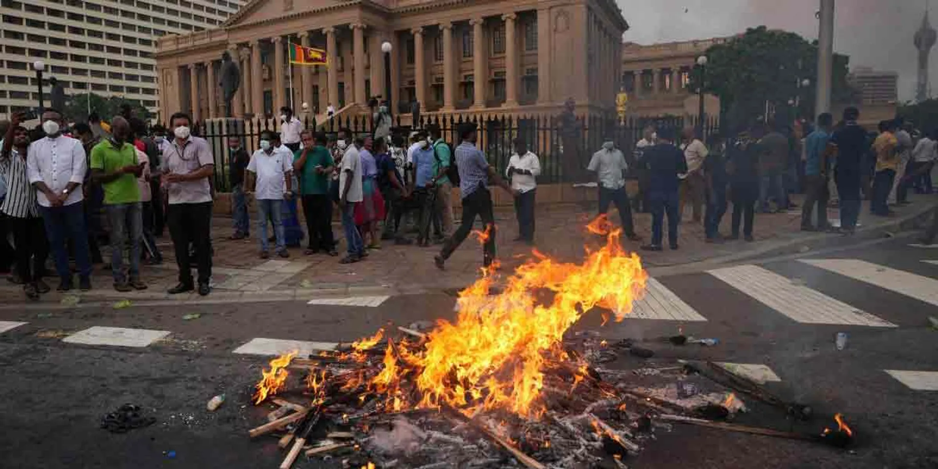  People's struggle to strengthen ... Curfew in Sri Lanka!