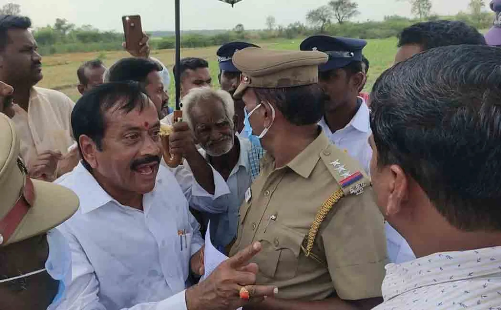 "Stop building mosques without permission ..." - H. Raja at the demonstration