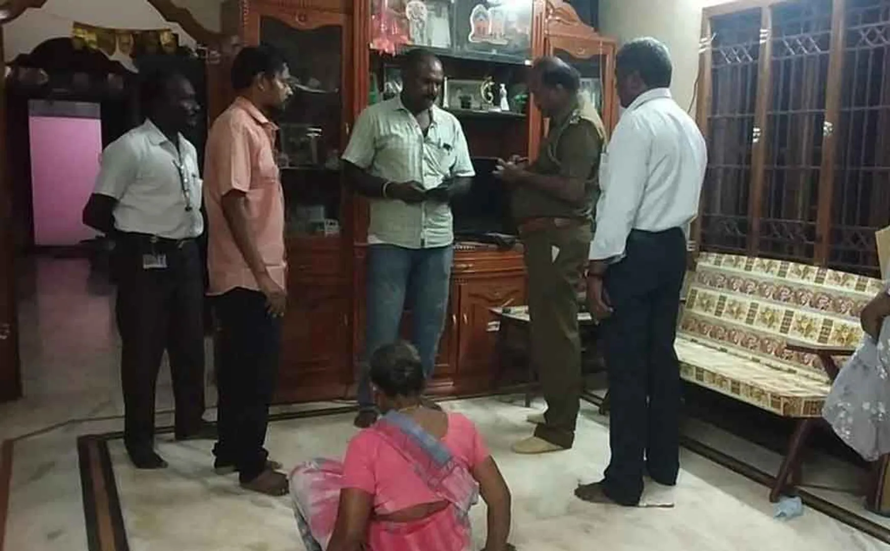 Break the lock and rob 35 pounds of gold jewelery, 3 lakh cash!