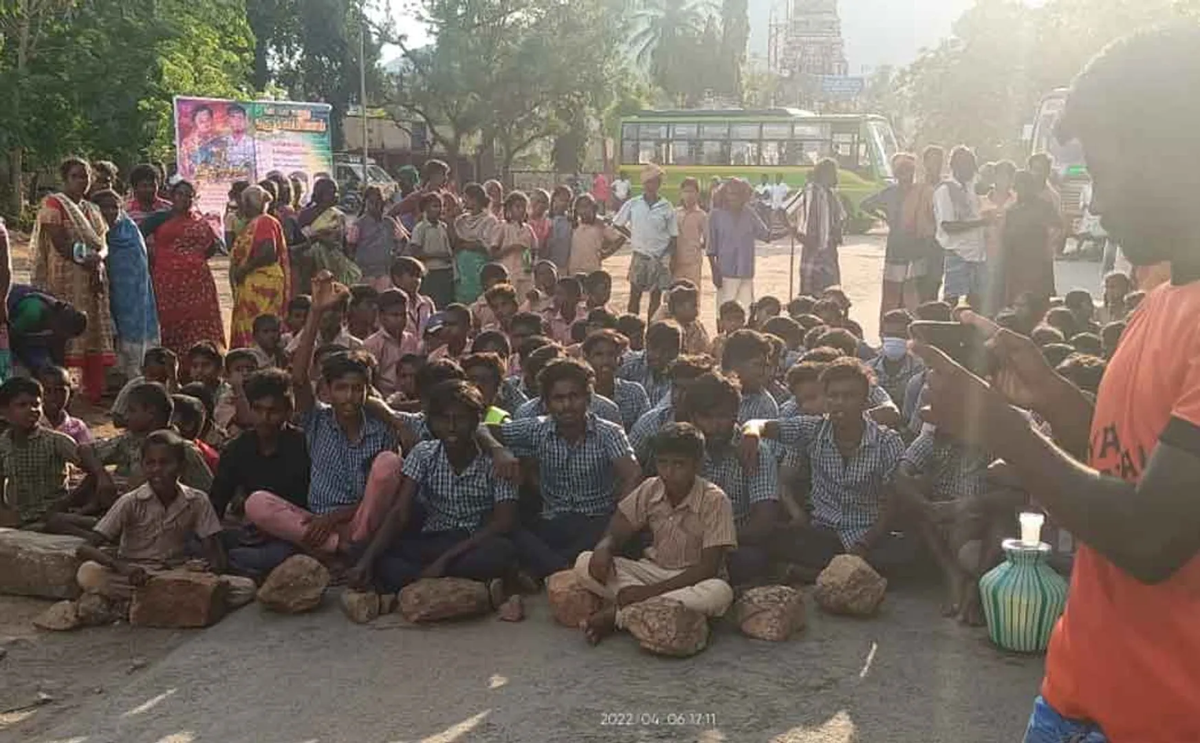 Students struggle to arrest criminal 