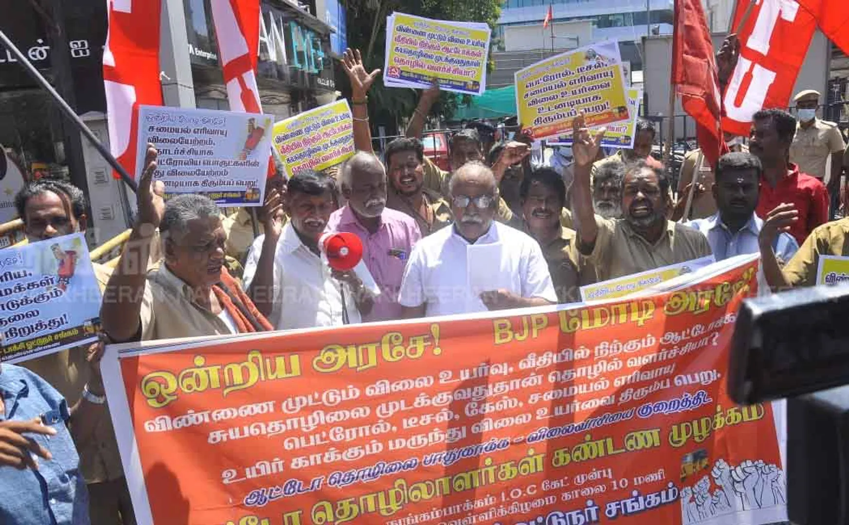 Drivers protest against siege of Indian Oil! 