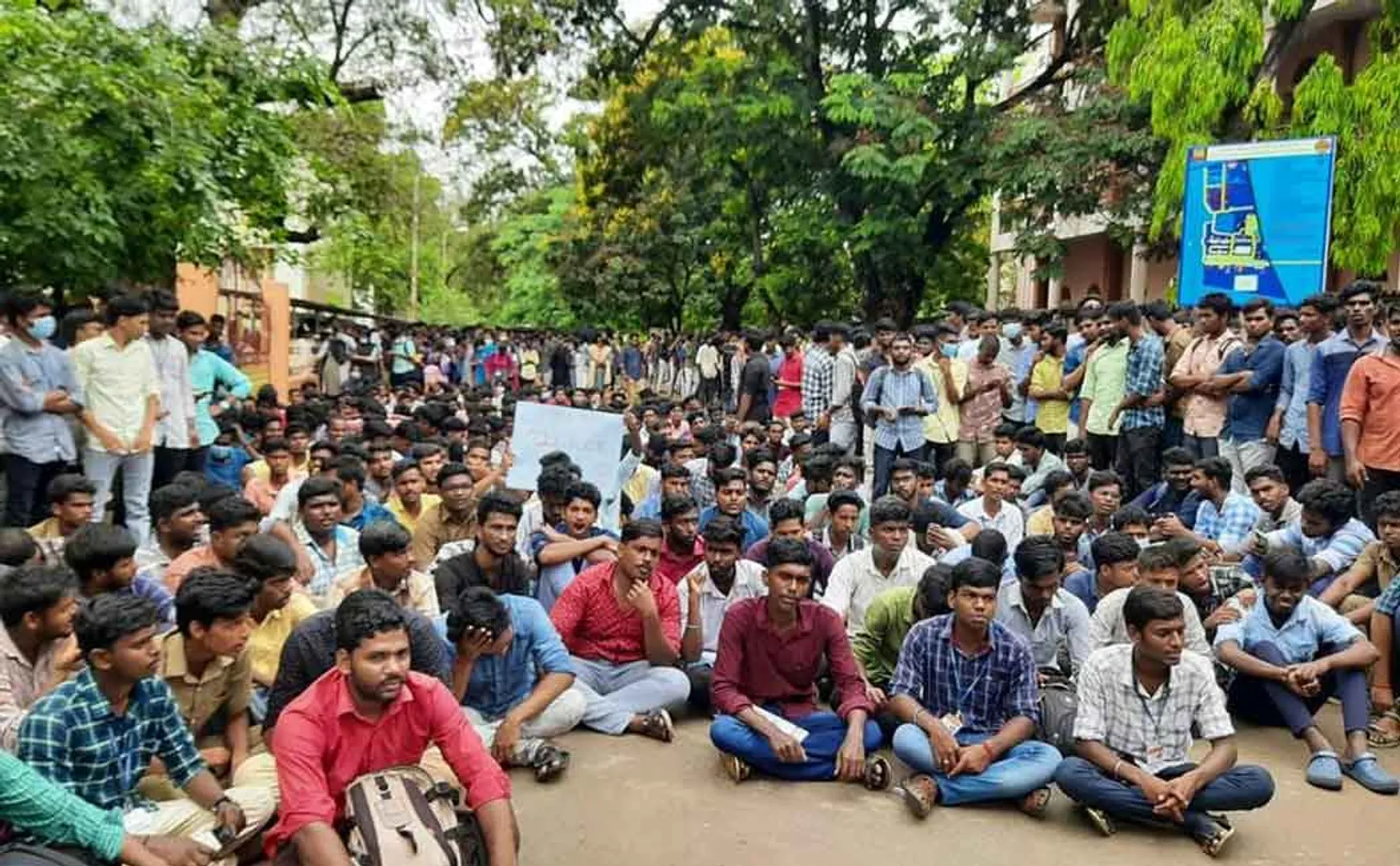Annamalai University. Students struggle for scholarships!