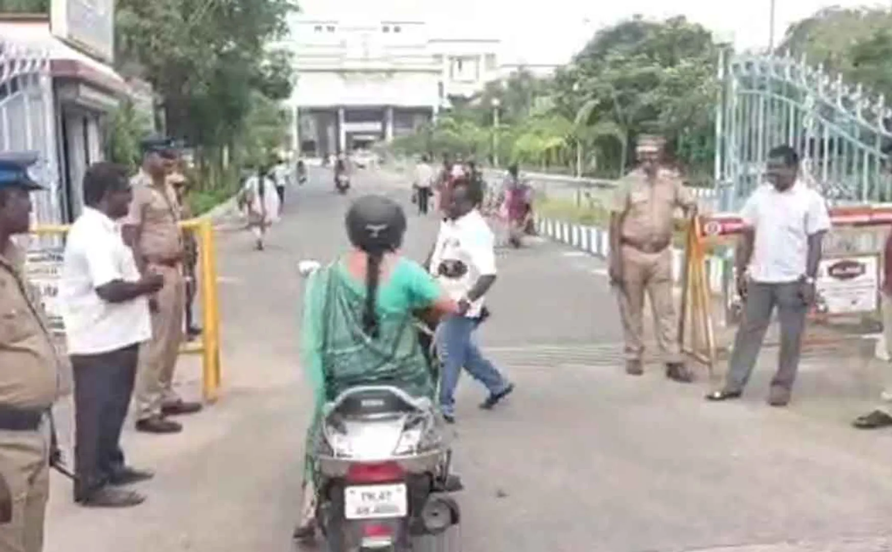 Refusal to go into the Collector's Office! Two-wheeler drivers suffer!