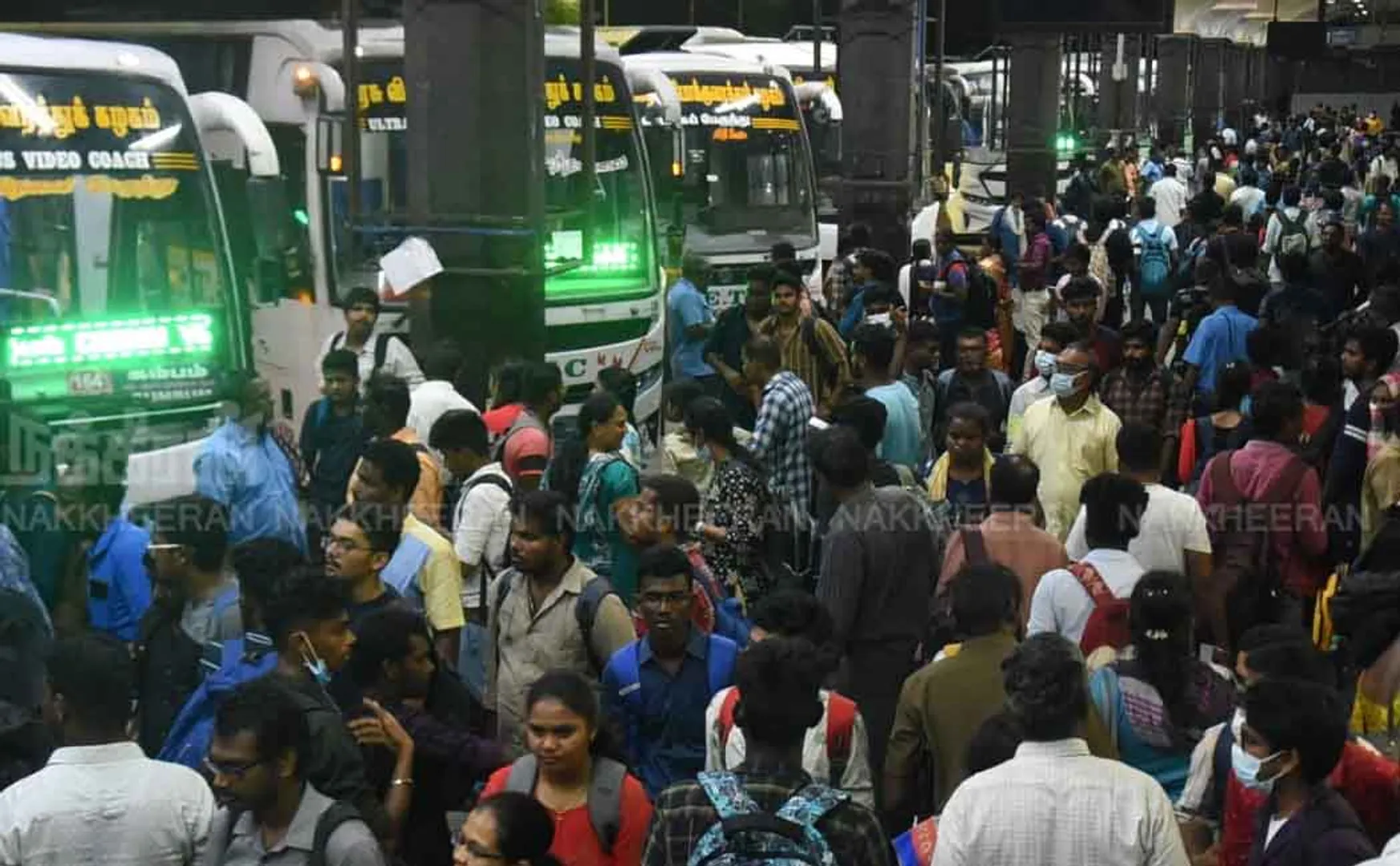 holiday: Passengers congregate at the Coimbatore bus stand! (Pictures)